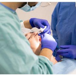 Region: Kraj pomohl získat nového zubaře pro Ostrov. Na vybavení ordinace mu přispěje 1 milion korun