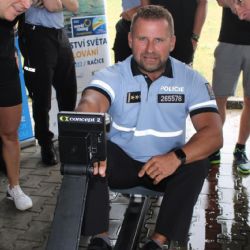 Region: Policisté veslováním podpořili nadaci