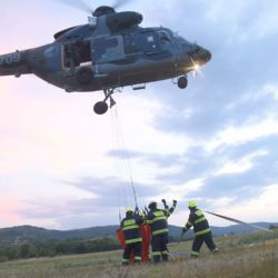 Region: Požár ve vojenském prostoru hasil i vrtulník