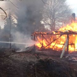 Region: Požár zcela zničil chatu v Luhově