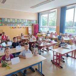 Region: Prvňáčky ve Škole čar a kouzel v Ostrově přivítal Moudrý klobouk