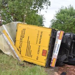 Region: U Chebu havaroval kamion, převážel nebezpečné látky
