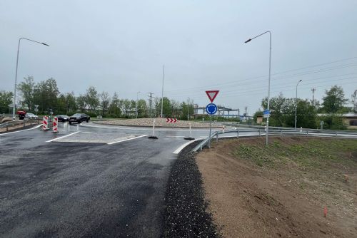 Foto: Region: V Chebu vznikla nová kruhová křižovatka ve směru na Podhrad