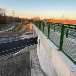 Region: Závěrečná prohlídka završila práce na mostu přes dálnici D6 u Nového Sedla