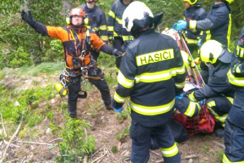 Foto: Rovná: Zraněného muže přímo z lesa vyzvedl vrtulník