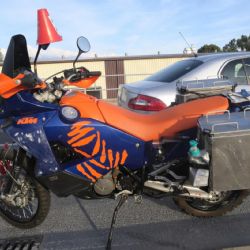 Skalná: Upadl mu popel na ruku a narazil do dvou motocyklů