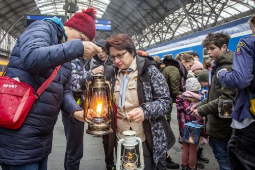 Foto: Skauti přivezou tuto sobotu railjetem z Vídně Betlémské světlo, za týden ho rozvezou po celé ČR