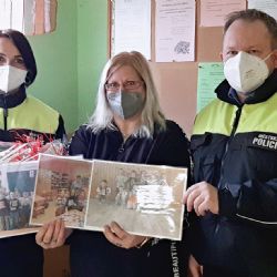 Sokolov: Dárečky od školáků pro seniory rozdávali strážníci