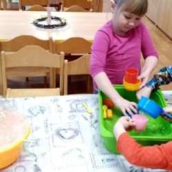 Sokolov: Den vody oslavily děti bubláním i přeléváním