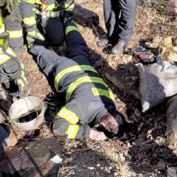 Sokolov:  Hasiči zachraňovali muže, který po hlavě spadl do úzké šachty