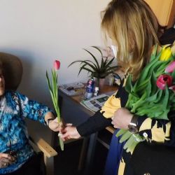 Sokolov: Kytička s jarním přáním potěšila klienty Čtyřky