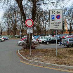 Sokolov: Parkoviště u kláštera je pouze pro obyvatele opravované ulice