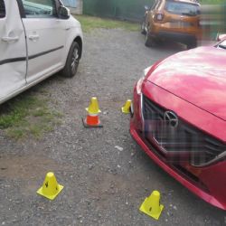 Sokolovsko: Spletla si pedály a narazila do zaparkovaného vozidla