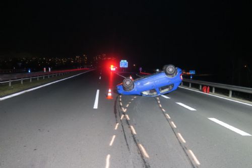 Foto: Sokolovsko: Vozidlo skončilo na střeše