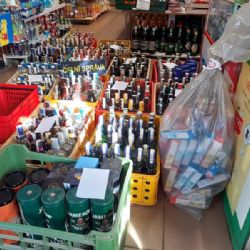 Toužim: Při kontrole zajistili celníci téměř 400 lahví alkoholu