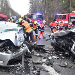 U Bečova se čelně srazila dvě osobní auta, hasiči museli vyprošťovat