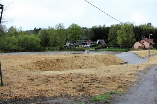 Foto: Vernéřov: Oprava hráze rybníku je u konce