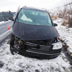Žlutice: Při nehodě se zranila řidička a její spolujezdec