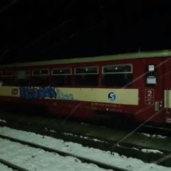 Žlutice: Řádil se sprejem na vlakovém nádraží