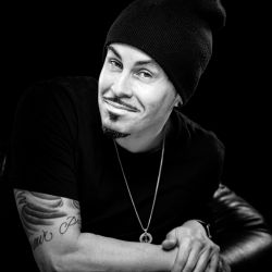 JK Sanchez vydal svou první knihu s názvem S úsměvem za trest