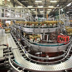 Nová unikátní linka Prazdroje automaticky vytřídí 81 tisíc lahví za hodinu