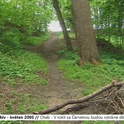 2003 – Cheb: V rokli za Červenou budovou vznikne dětské hřiště (TV Západ)