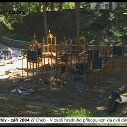 2004 – Cheb: V okolí hradního příkopu vznikla dvě dětská hřiště (TV Západ)