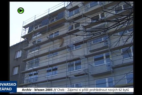 Foto: 2005 – Cheb: Zájemci si přišli prohlédnout nových 62 bytů (TV Západ)