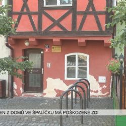 Cheb: Jeden z domů ve Špalíčku má poškozené zdi (TV Západ)