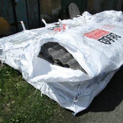 Cheb: Kdo uložil nebezpečný odpad s azbestem u garáží?