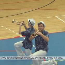 Cheb: Městský showband se před odletem do USA předvedl v hale (TV Západ)