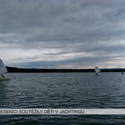 Cheb: Na Jesenici soutěžily děti v jachtingu (TV Západ)