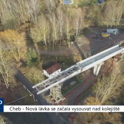 Cheb: Nová lávka se začala vysouvat nad kolejiště (TV Západ)