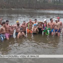 Cheb: Otužilci vyzkoušeli vodu ve Skalce (TV Západ)