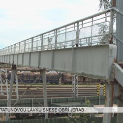 Cheb: Třistatunovou lávku snese obří jeřáb (TV Západ)