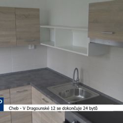 Cheb: V Dragounské 12 se dokončuje 24 bytů (TV Západ)