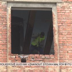 Cheb: Ve Wolkerově ulici má vzniknout stovka malých bytů (TV Západ)