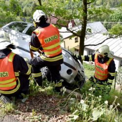 Dalovice: Auto zůstalo ve srázu nad rodinnými domy