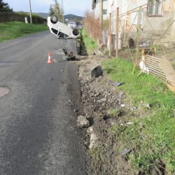 Děpoltovice: Auto skončilo na střeše. Policie hledá svědky