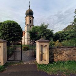 Dřenice: Kostel včetně památníku letcům 1. světové války je na prodej