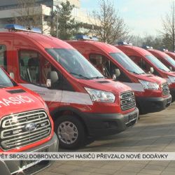 Karlovy Vary: Devět sborů dobrovolných hasičů převzalo nové dodávky (TV Západ)