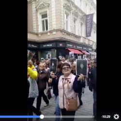 Karlovy Vary: Je to ruská provokace, zlobí se Jiří Kotek a ukazuje video z pochodu městem