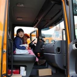 Cheb: Na náměstí byla k vidění nová svozová technika CHETESu