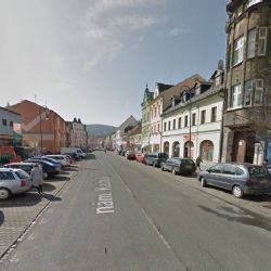 Nejdek: Lidé protestují proti parkování zaměstnanců Witte, město jim odpovídá