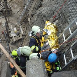 Oloví: Hasiči vyprostili dělníka v bezvědomí