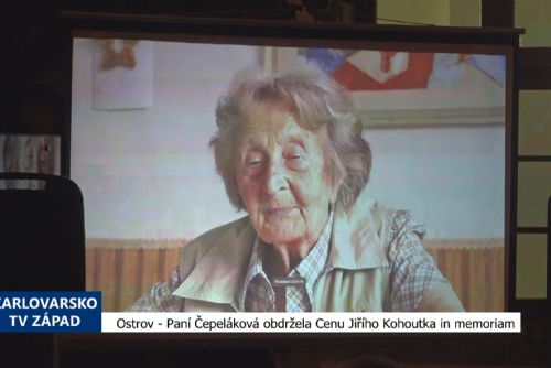 Foto: Ostrov: Paní Čepeláková obdržela Cenu Jiřího Kohoutka in memoriam (TV Západ)