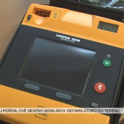 Region: Kraj pořídil dvě desítky mobilních defibrilátorů do terénu (TV Západ)