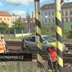 Sokolov: Kuriózní nehoda u nádraží baví sociální sítě + video