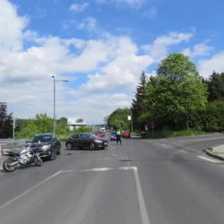 Sokolov: Mladá motocyklistka se střetla s autem 