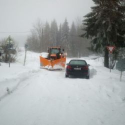 Aktuálně je neprůjezdná silnice od božídarské vodárny na Zlatý kopec